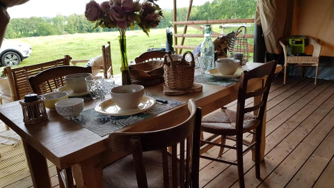 Dækket bord - Glamping des 2 Marguerites - Vodatent - Bazoches au Houlme, Normandiet, Frankrig