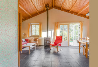 Lyst opholdsområde i Holiday Home «5 Aarde Green Camping Lage Zwaluwe» med træloft og store vinduer.
