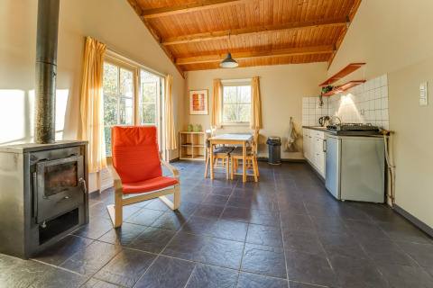 Lyst og hyggeligt køkken-alrum i Holiday Home 5 Aarde Green Camping Lage Zwaluwe, Holland.