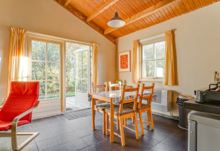 Gezellige, lichte eetruimte van Holiday Home 5 Aarde Green Camping Lage Zwaluwe in Nederland.