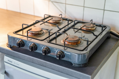 Firebrænder gaskomfur i køkkenområde på Holiday Home 5 Aarde Green Camping Lage Zwaluwe, Holland.