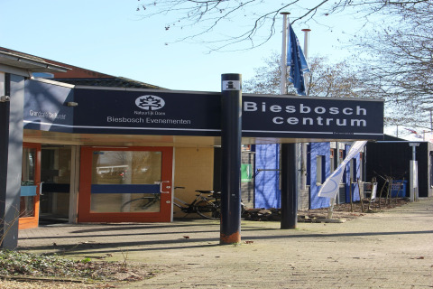 Indgang til Biesboschcentrum ved Holiday Home 5 Aarde Green Camping Lage Zwaluwe i Holland på en solrig dag.