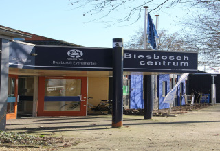 Indgang til Biesboschcentrum ved Holiday Home 5 Aarde Green Camping Lage Zwaluwe i Holland på en solrig dag.
