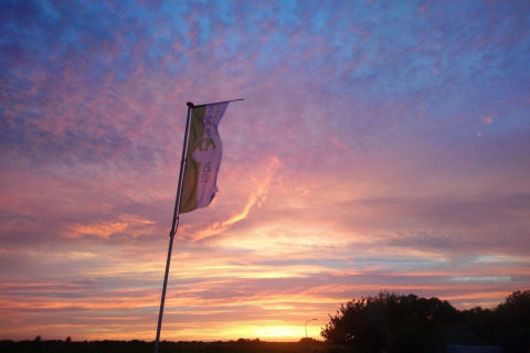 Solnedgang med farverig himmel over Holiday Home 3 Aarde Green Camping Lage Zwaluwe i Holland.