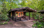Chalet in legno nel verde, Park Duc de Brabant 3, Paesi Bassi, circondato da alberi e natura