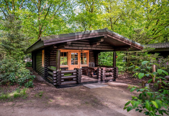 Chalet in legno nel verde, Park Duc de Brabant 3, Paesi Bassi, circondato da alberi e natura