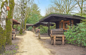 Sentiero tra chalet in legno nel Park Duc de Brabant 3, Paesi Bassi, immerso nel verde e nella natura.