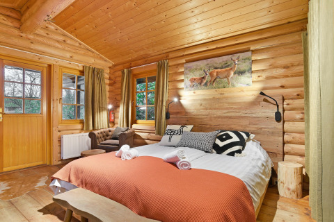Acogedor dormitorio en el chalet Park Duc de Brabant 3 en Países Bajos, con cama grande y decoración natural.