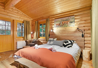 Camera accogliente nello chalet Park Duc de Brabant 3 nei Paesi Bassi, letto grande e arredo in legno.