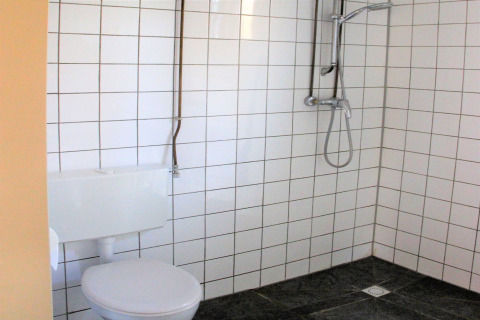 Bathroom with a shower and toilet at Holiday Home 3 Aarde Green Camping Lage Zwaluwe, Netherlands.