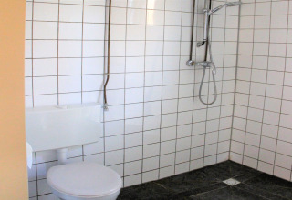 Bathroom with a shower and toilet at Holiday Home 3 Aarde Green Camping Lage Zwaluwe, Netherlands.