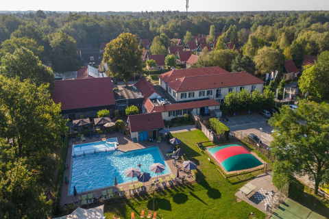 Luftfoto af Park Duc de Brabant 3 i Holland med swimmingpool, legeredskaber og grønne omgivelser.