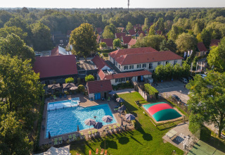 Luftfoto af Park Duc de Brabant 3 i Holland med swimmingpool, legeredskaber og grønne omgivelser.