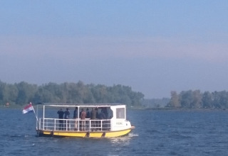 Un piccolo traghetto trasporta persone vicino a Holiday Home 3 Aarde Green Camping Lage Zwaluwe nei Paesi Bassi.