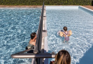 Dos adultos y un niño disfrutan de la piscina dividida en el Park Duc de Brabant 3 en los Países Bajos.