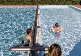 Due adulti e un bambino giocano nella piscina divisa del Park Duc de Brabant 3 nei Paesi Bassi.