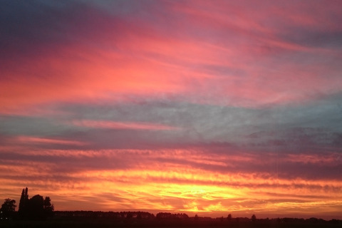 Superbe coucher de soleil avec des nuages colorés à Holiday Home 3 Aarde Green Camping Lage Zwaluwe aux Pays-Bas.