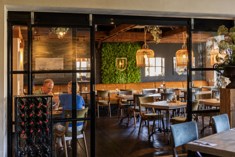Interior photo of a cozy restaurant at Park 'Duc de Brabant 3' in the Netherlands with green wall decor.
