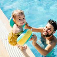 Padre e hija en la piscina