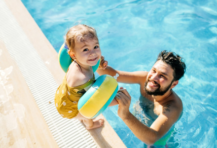 Padre e hija en la piscina