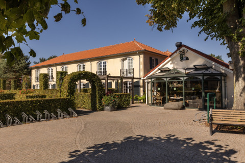 Foto af chalet Park 'Duc de Brabant 3' i Holland med velplejede hække og hyggeligt udendørsområde.