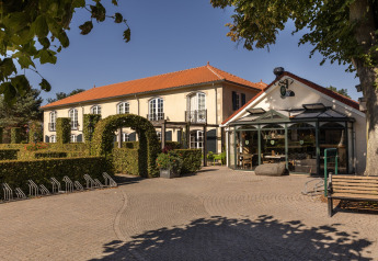 Foto dello chalet Park «Duc de Brabant 3» nei Paesi Bassi, con siepi curate e area esterna accogliente.