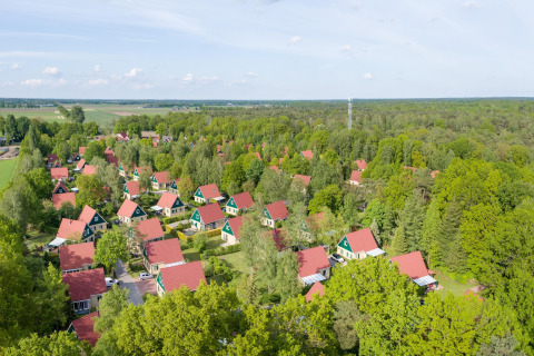 Aerial view of Park Duc de Brabant 3 chalets in the Netherlands, surrounded by trees and red roofs.