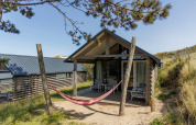 Strandhaus Sea Lodges „Bloemendaal 2“ in den Niederlanden mit Hängematte und moderner Terrasse.