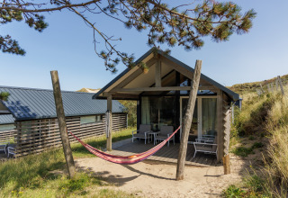 Strandhuis Sea Lodges ‘Bloemendaal 2’ in Nederland met hangmat en moderne zithoek buiten.
