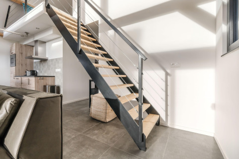 Moderne indretningsdesign i Park «de Kievit 22»-lodge i Belgien med trappe og åbent køkkenområde.