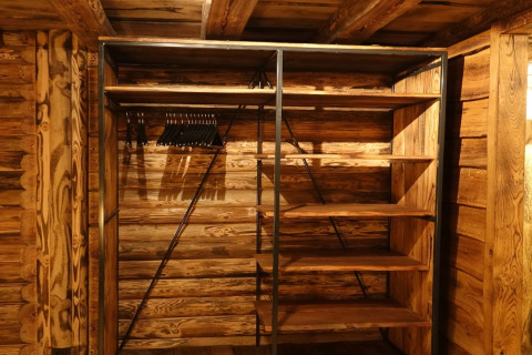 Armario de madera vacío con perchas y estantes en un chalet del Park de Kievit 11, Bélgica.