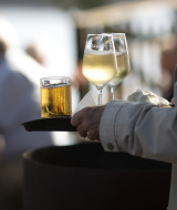 Bandeja con dos copas de vino blanco y otra bebida