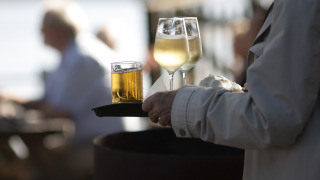 Bandeja con dos copas de vino blanco y otra bebida