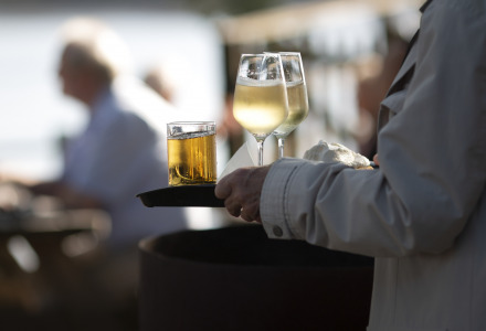 Plateau avec deux verres de vin blanc et autre boisson