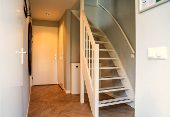 Indvendigt billede af en moderne trappe og gang i Holiday Park «Latour 4» lodge i Holland.