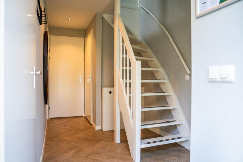 Indvendigt billede af en moderne trappe og gang i Holiday Park «Latour 4» lodge i Holland.