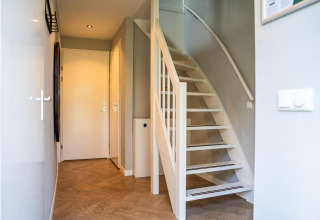 Vue intérieure d'un escalier moderne et d'un couloir au lodge Holiday Park «Latour 4» aux Pays-Bas.