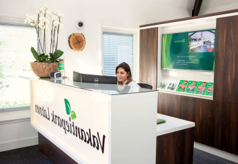 Receptioniste aan de balie van Holiday Park Latour 8 lodge in Nederland met een moderne inrichting.