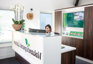 Recepcionista trabajando en la recepción del Holiday Park Latour 8 en los Países Bajos con decoración moderna.