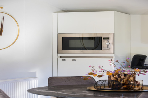 Cocina moderna con microondas, cafetera y decoración elegante en Holiday Park Latour 8, Países Bajos.