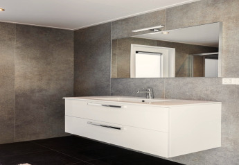 Moderne badkamer bij Holiday Park «Latour 8» in Nederland met grote spiegel, witte wastafel en grijze muren.