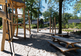 Naturspielplatz mit Holzausrüstung und Picknicktischen im Holiday Park Latour 8 in den Niederlanden.