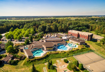 Luchtfoto van Holiday Park Klein Vink 25 in Nederland met zwembaden, bomen en sportvelden.