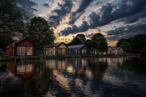Aftenstemning ved Holiday Park Klein Vink 24 i Nederlandene med moderne hytter ved søens bred.
