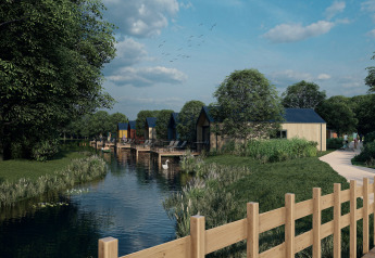 Holiday Park Klein Vink 24 aux Pays-Bas avec lodges modernes au bord de la rivière, arbres et sentier.