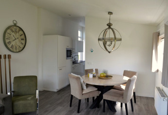 Lichte eethoek en keuken in Biebosch Sunshower lodge in Nederland, modern en stijlvol ingericht.