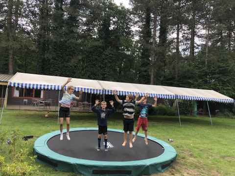 Niños en la cama elástica - Camping Siësta - Vodatent - Wechelderzande, Amberes, Bélgica