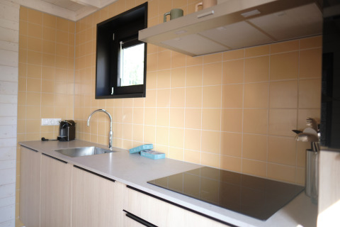 Moderne keuken in Resort Gulpen 3 in Nederland met gele tegels en strakke inrichting.
