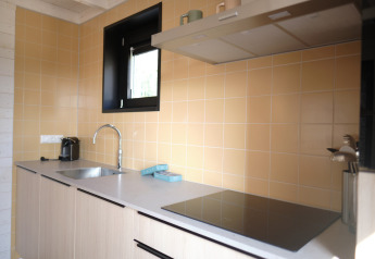 Cucina moderna presso Resort Gulpen 3 nei Paesi Bassi con piastrelle gialle e dettagli neri.
