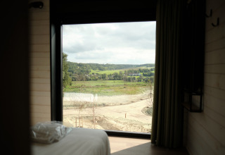 Uitzicht vanuit een lodge in Resort Gulpen 3 in Nederland, met groene velden en een landelijk landschap.